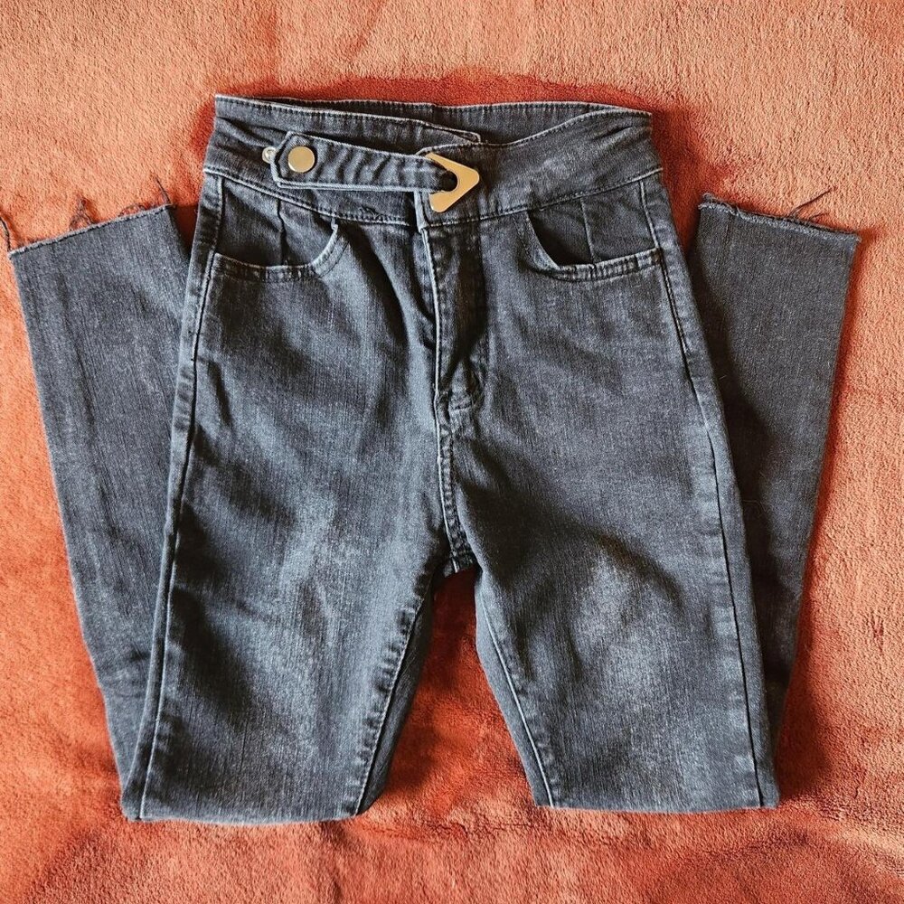Black High-Waisted Raw Hem Skinny Jeans w/ Metal Buckle. SZ XXS.